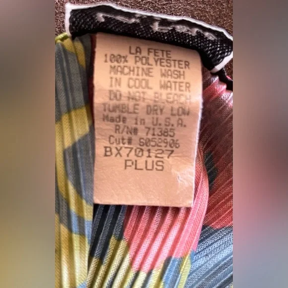 La Fete USA woman’s sleeveless black dress red flowers green Size Grande - Picture 4 of 8